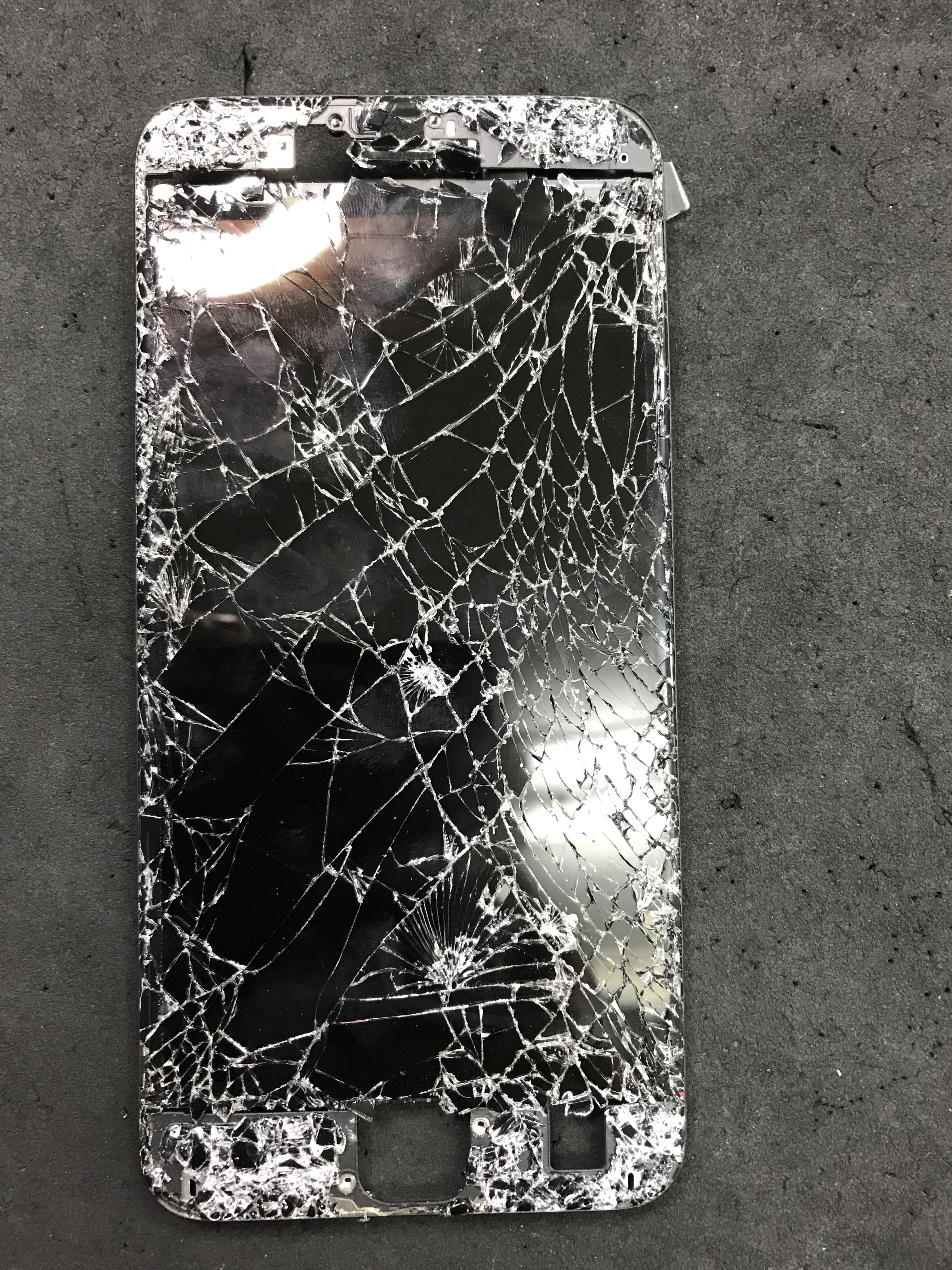 車に轢かれたiPhone6S+ 画面割れ修理