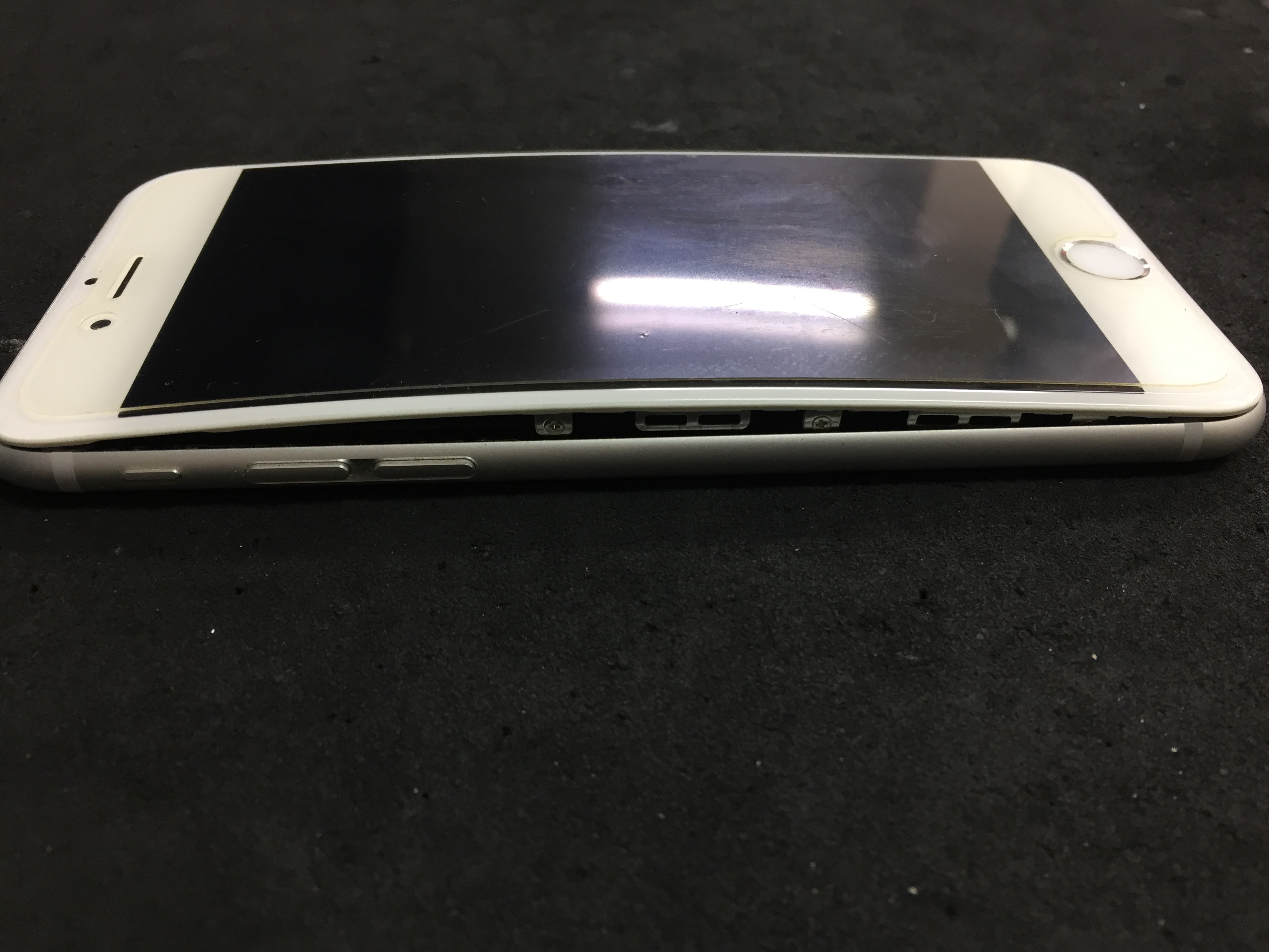 バッテリー膨張からの二次災害。