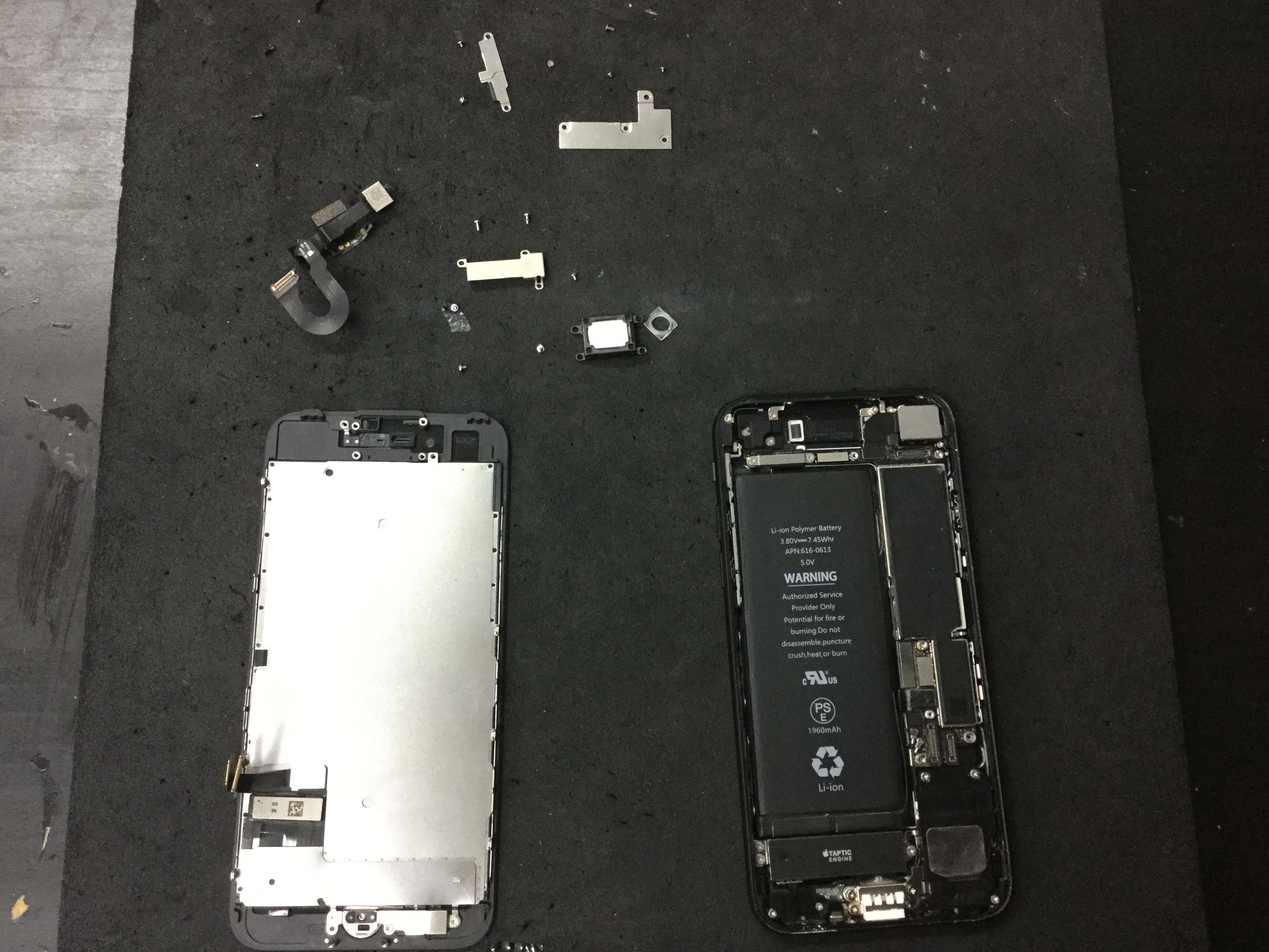 iPhone7の修理中画像！