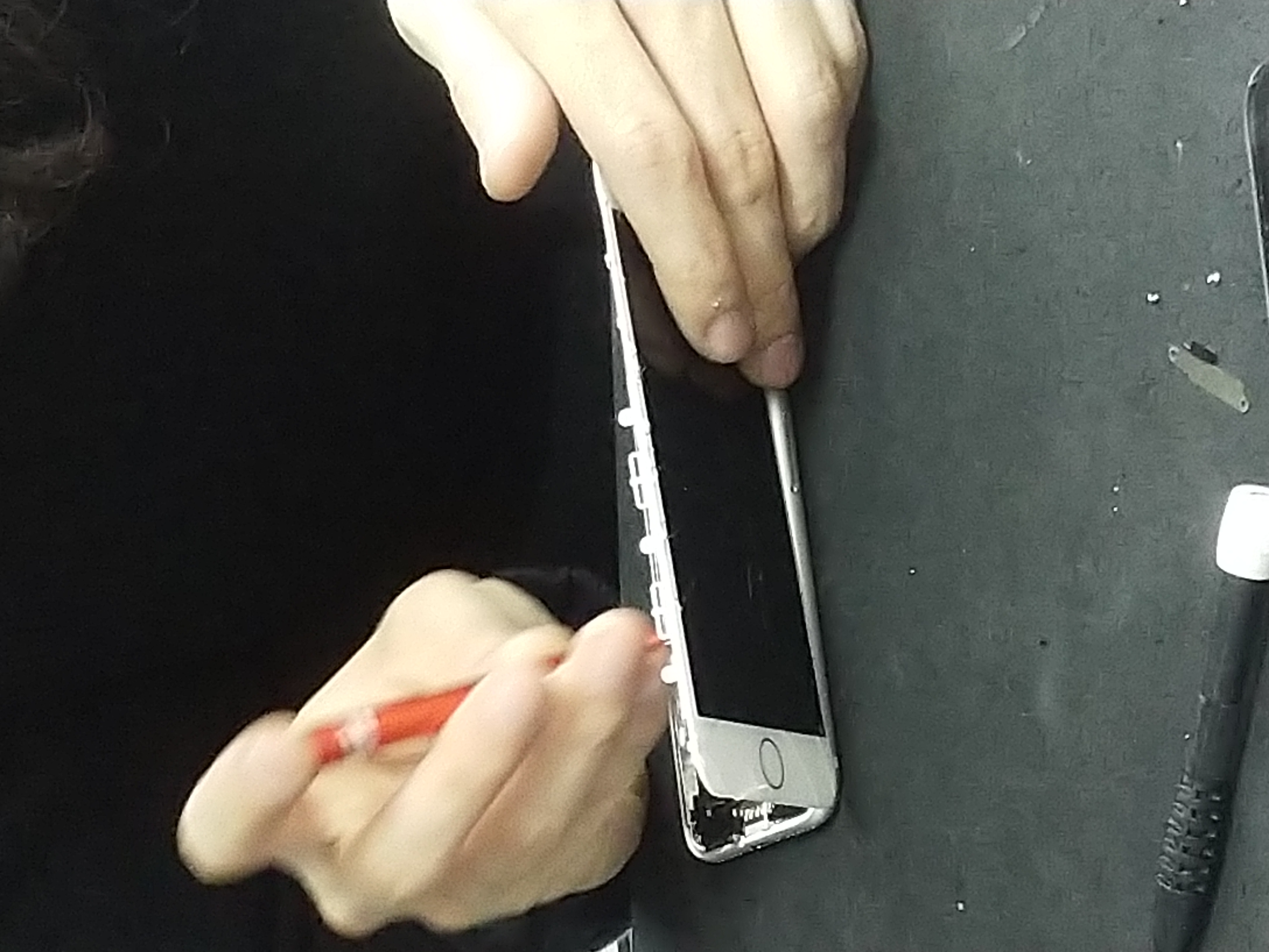 オリンピックも見ずにiPhone7の画面を修理しています。