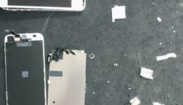 iPhoneSE画面割れ修理｜梅田