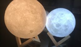 夜のスマホ操作にオシャレなムーンライトはいかがでしょうか