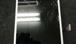 iPhoneの画面を割らない様にするには