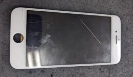 iPhone8ポッケっとに入れてたら画面割れ？