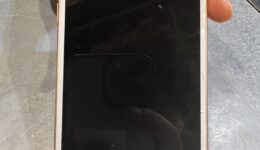 iPhone8液晶不良と背面ガラス割れ