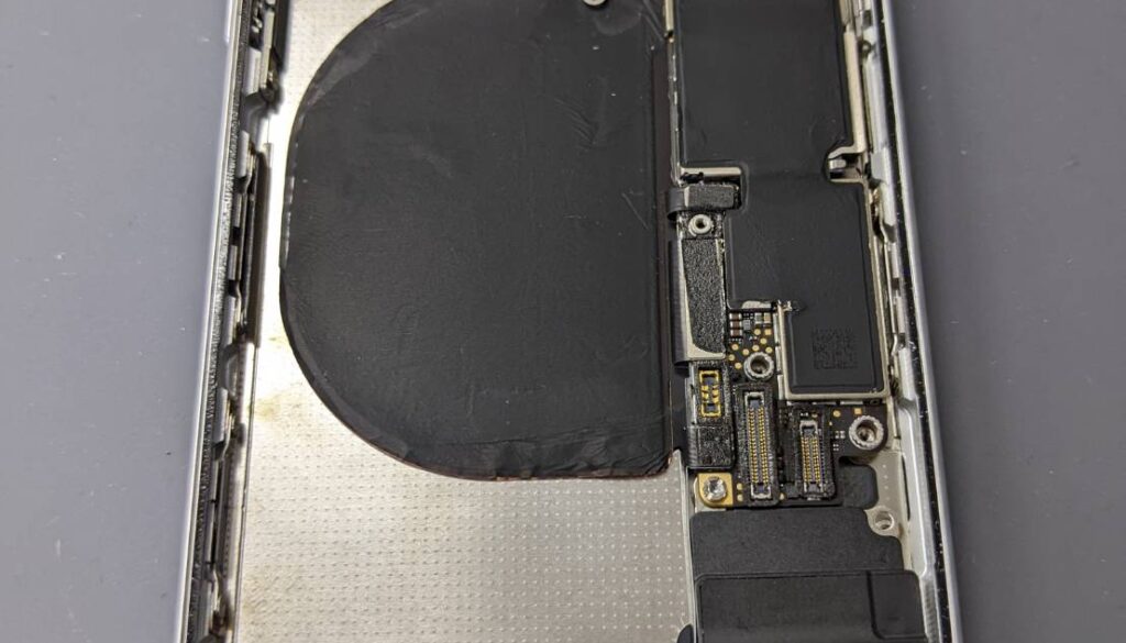 iPhone8バックガラス割れ修理