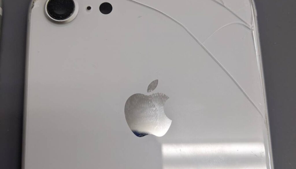 iPhone8背面ガラス割れ
