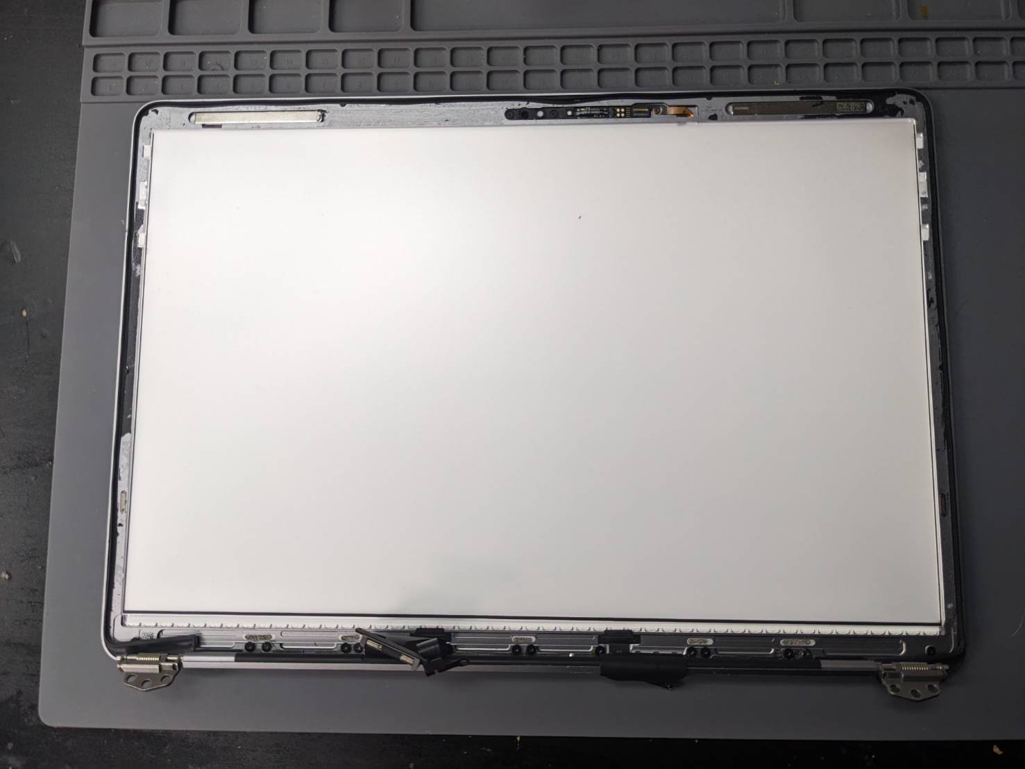 MacBook Pro (13-inch, M1, 2020)液晶画面修理 | iPhone修理のスマフォ 