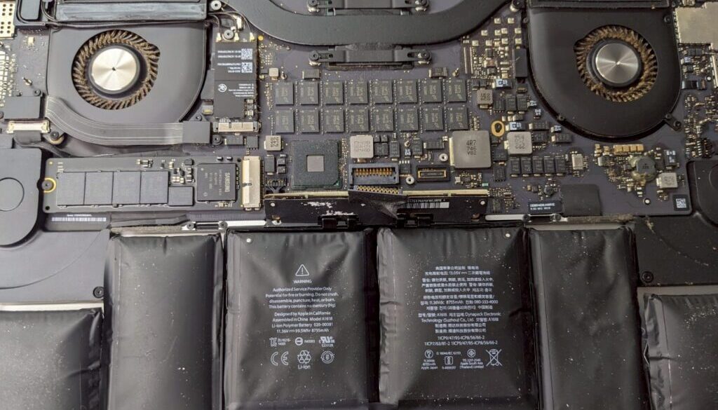 【施工実績】MacBook Pro A1398 バッテリー交換 & 内部クリーニング | SmaphoDr大阪梅田店