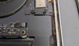 MacBook Pro A1990 バッテリー交換 | 「ビンテージ製品」の修理もSmaphoDr大阪梅田店へ