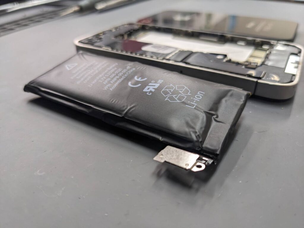 iPhone4の膨張したバッテリー交換修理｜取り外した劣化バッテリー