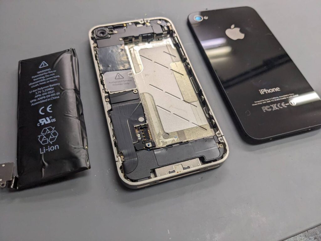 iPhone4の分解後内部写真｜バッテリー交換修理中の様子