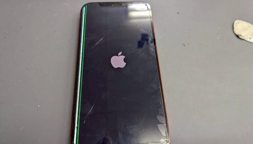 iPhone12 液晶故障 緑色の縦線