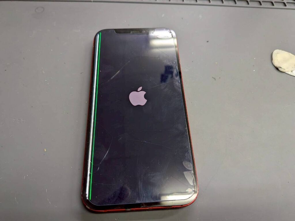 iPhone12 液晶故障 緑色の縦線