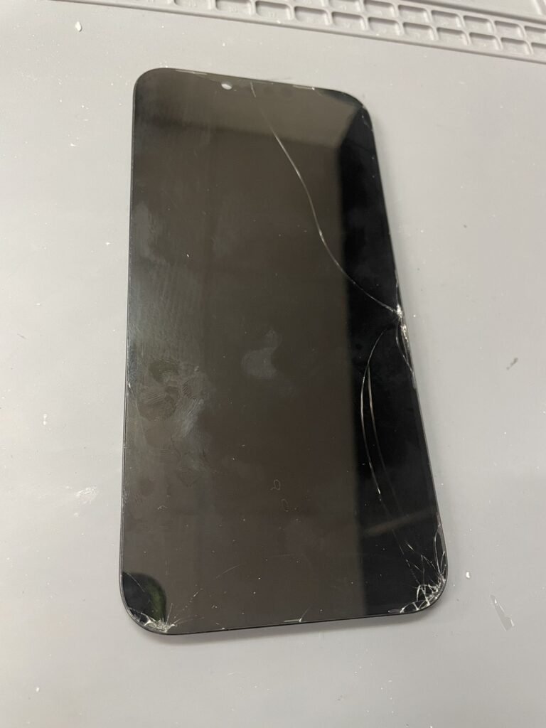 iPhone13 Pro Maxの画面割れ修理前の状態｜大阪梅田のスマホ修理