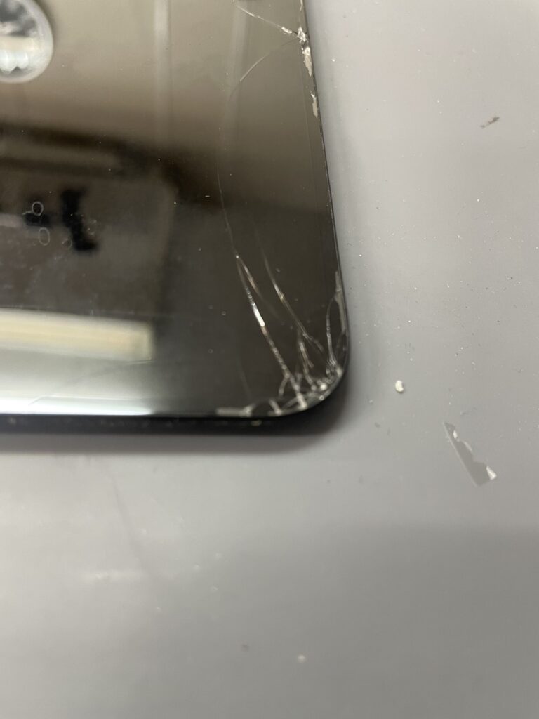 iPhone13 Pro Maxの画面右下のひび割れ拡大｜ガラス破損の状態