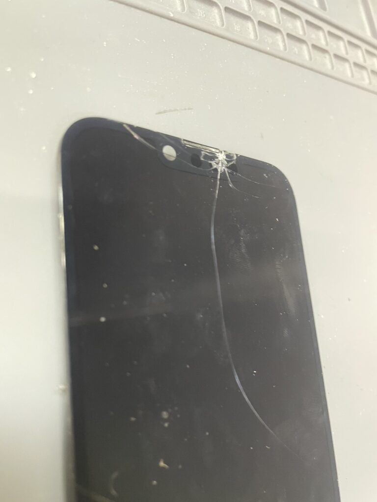 iPhone14のガラス割れ修理前の全体写真｜大阪梅田のスマホ修理