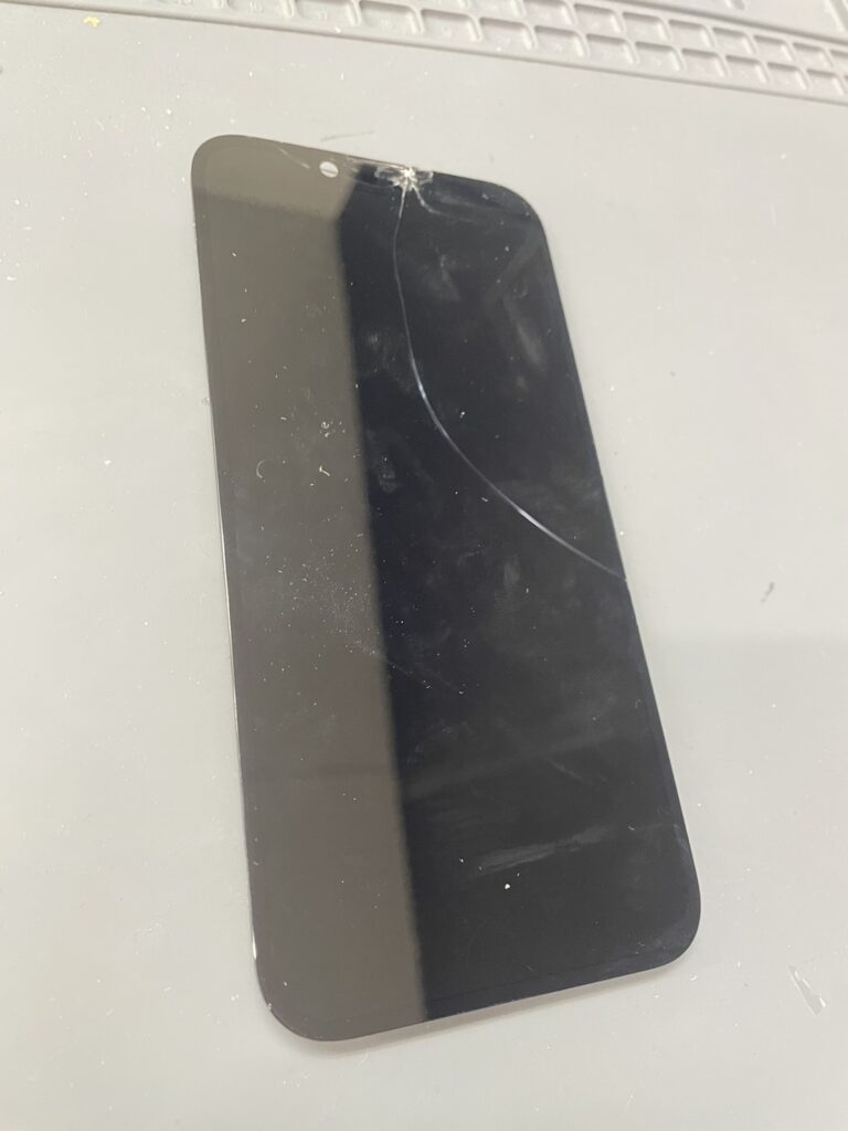 iPhone14画面上部のガラス割れ拡大写真｜インカメラ付近のひび割れ