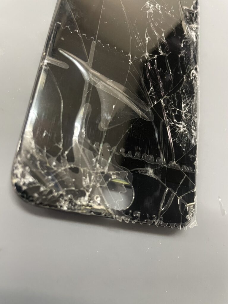 iPhoneSE3のホームボタン周辺のガラス割れ拡大写真｜画面交換修理前