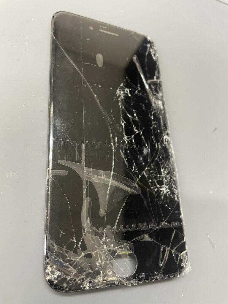 iPhoneSE3の画面全体が激しく割れた修理前の状態｜大阪梅田のスマホ修理