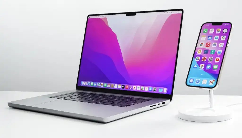 macbook-m1-pro-iphone-13-1