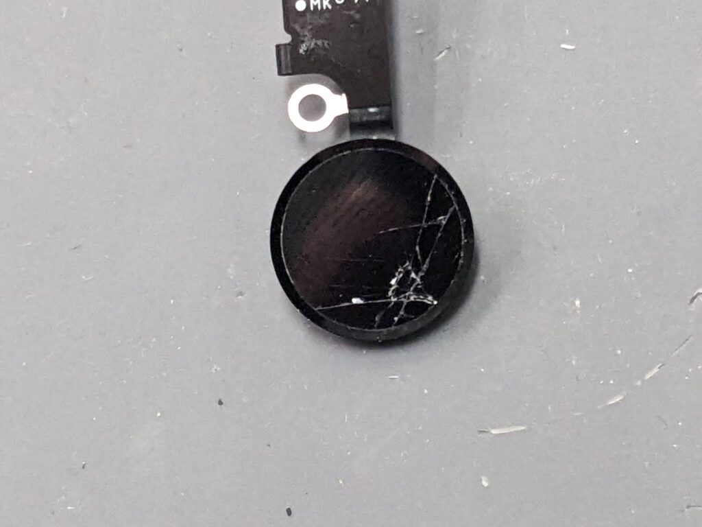 取り外したiPhoneホームボタンセンサーのひび割れ