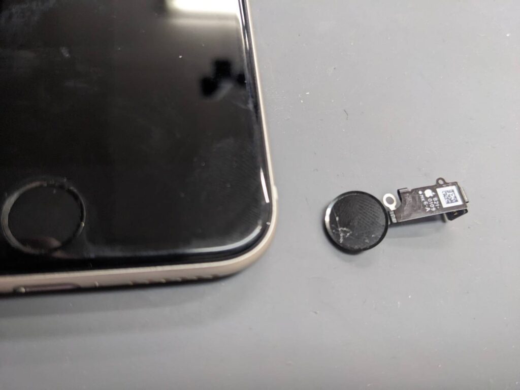 iPhoneのホームボタンが割れている状態の外観