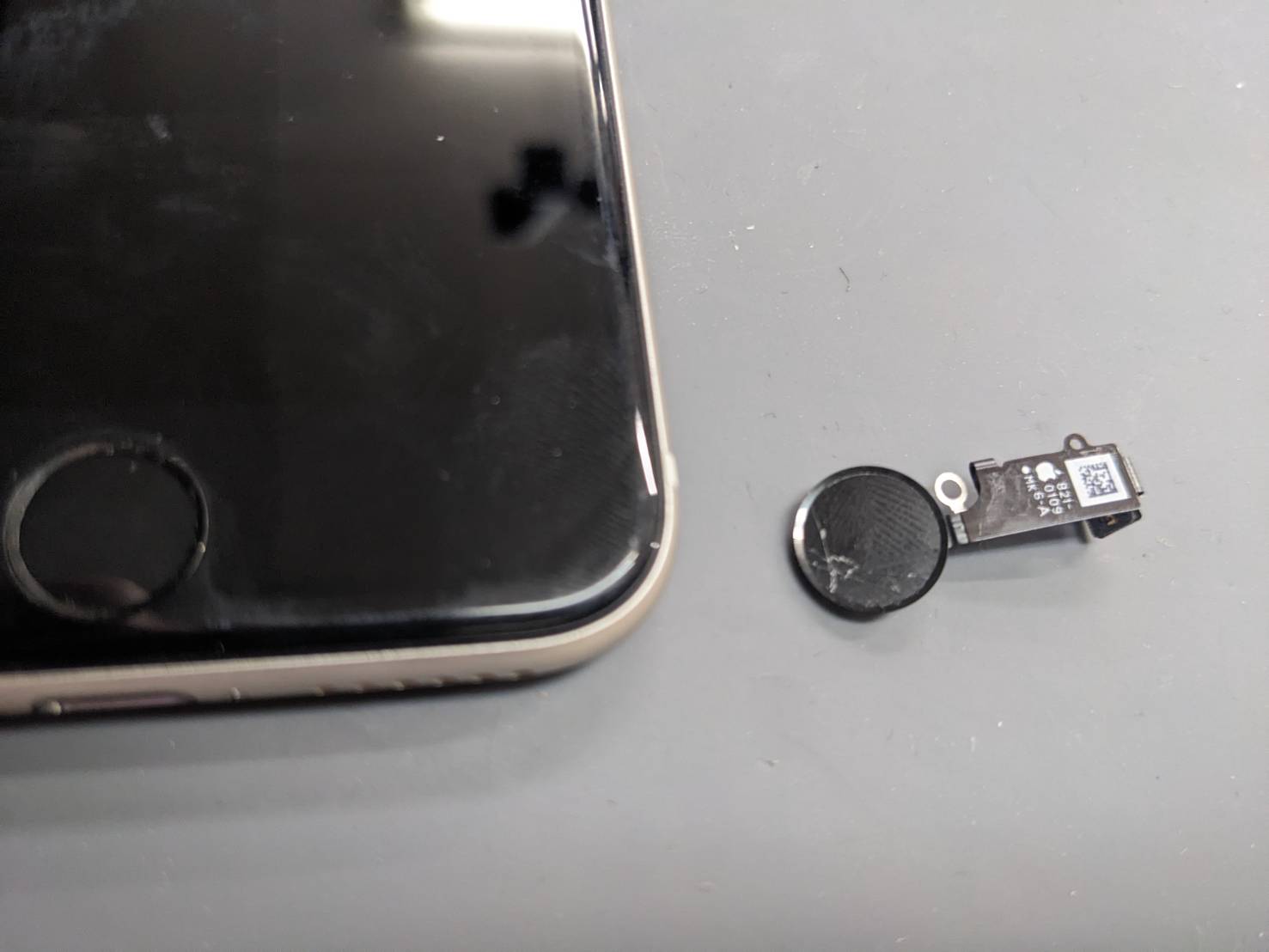 iPhone SE 第3世代 64GB ホームボタン割れ / TouchID不可 iPhoneホーム