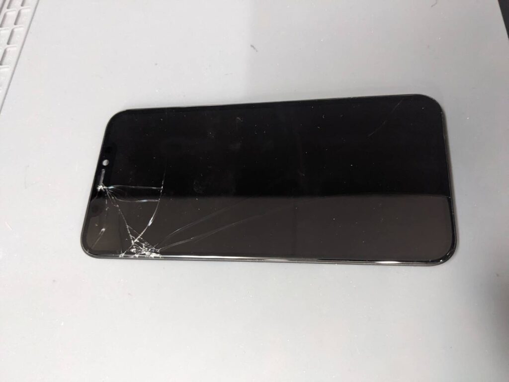 iPhone11Proの左上センサー付近から広がった画面割れの様子
