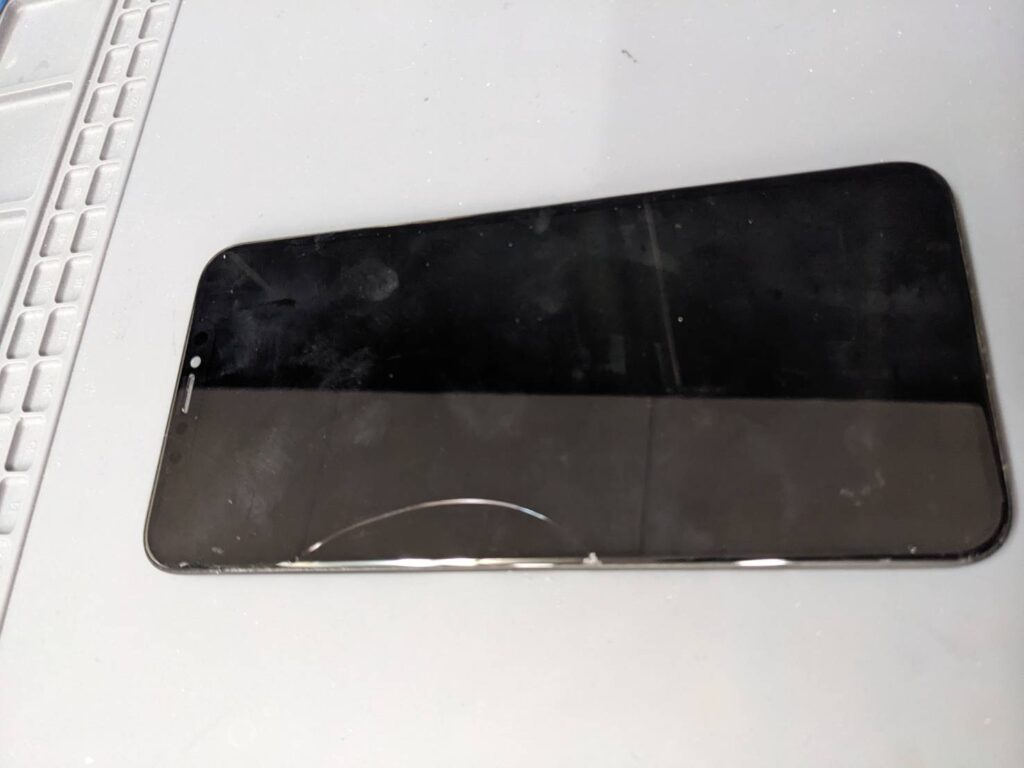 iPhoneXS MAXの液晶・タッチ不良修理前の状態