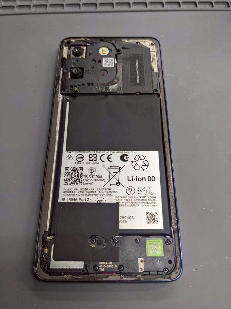 分解して内部点検を行っているmotorolaスマホ修理作業