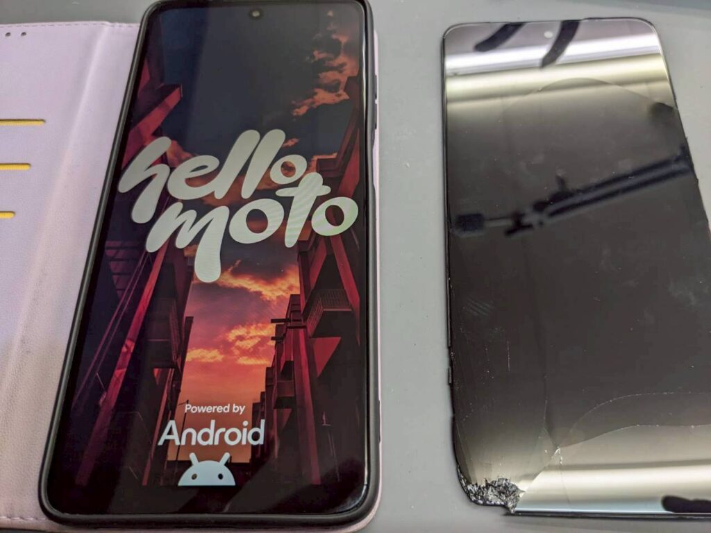 液晶交換後に正常表示へ復旧したmotorolaスマホ
