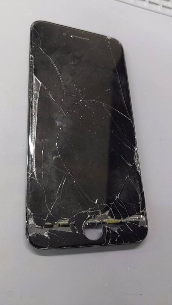ホームボタン周辺が大きく割れたiPhoneSE2