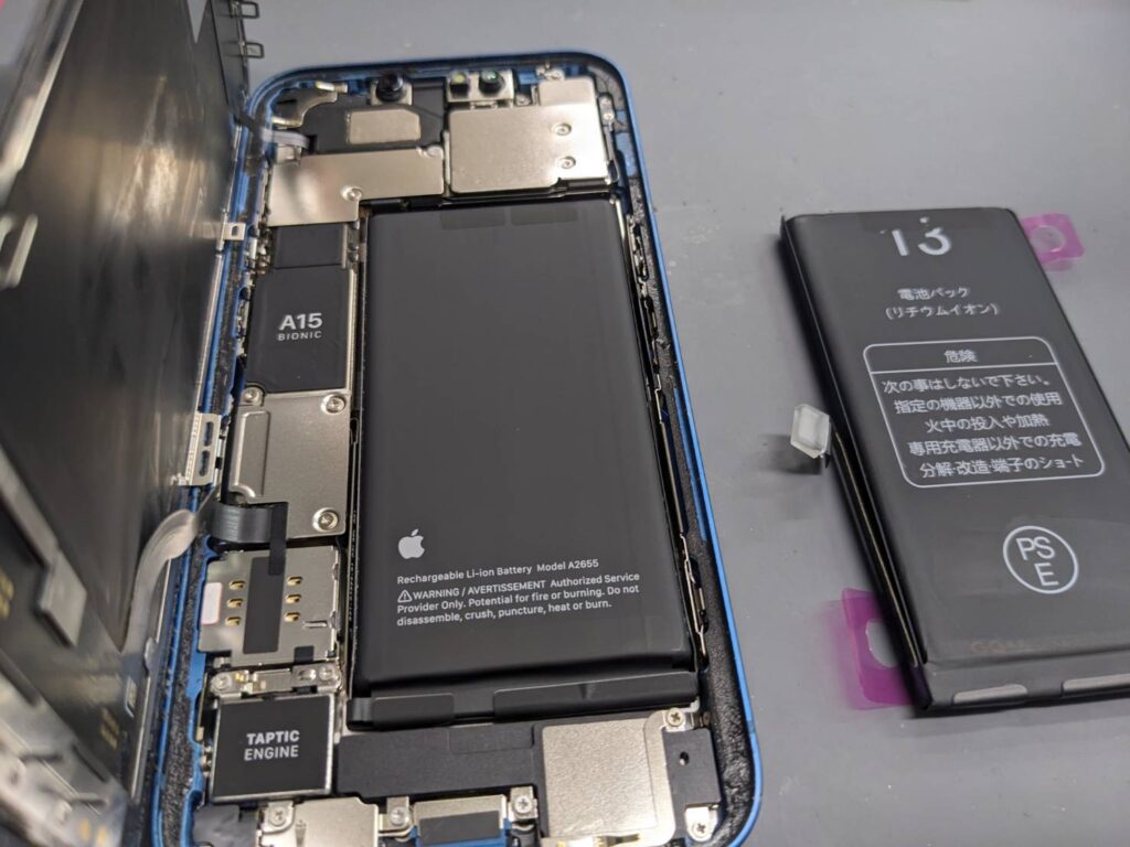 iPhone13のバッテリー交換修理作業中の内部状態
