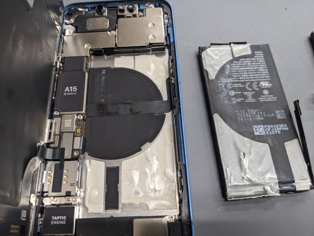 iPhone13から取り外した劣化バッテリー