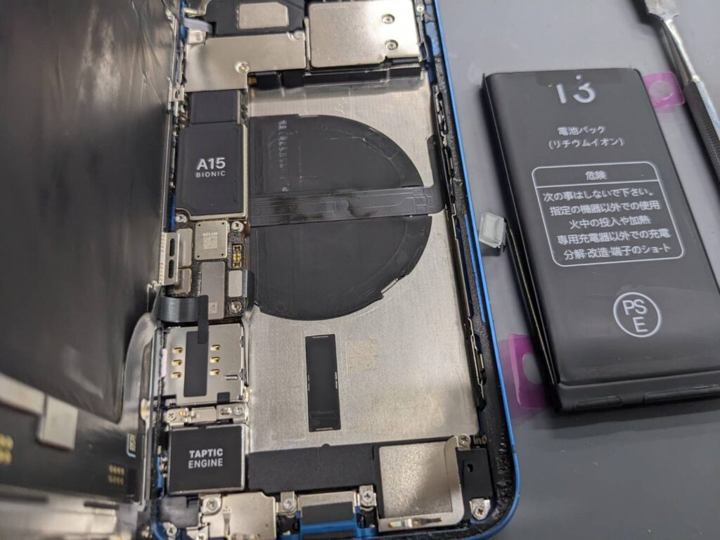 iPhone13の内部構造とバッテリー取り外し後の状態