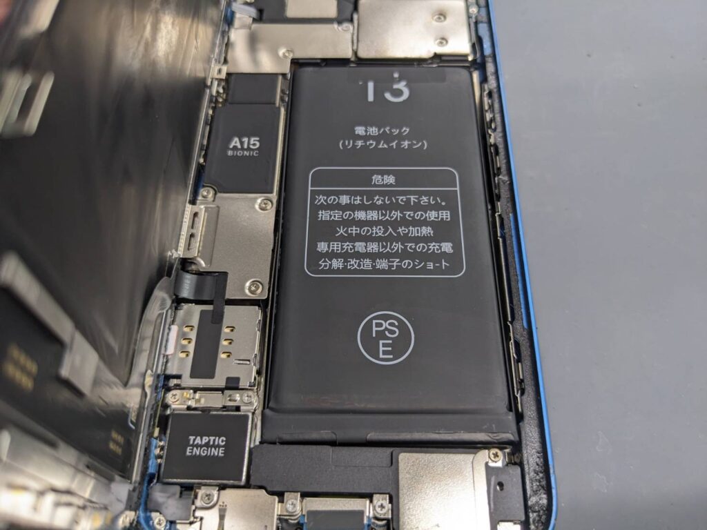 iPhone13へ新品バッテリーを取り付けた状態