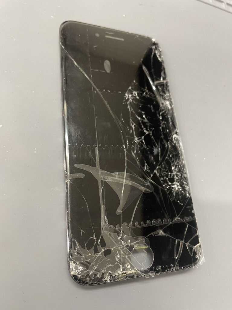iPhoneSE3の画面が大きく割れた修理前の状態｜大阪梅田のスマホ画面修理