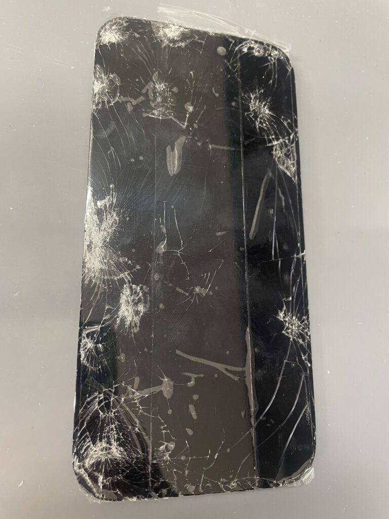 iPhone15の画面全体に広がった激しいガラス割れの状態（修理前）