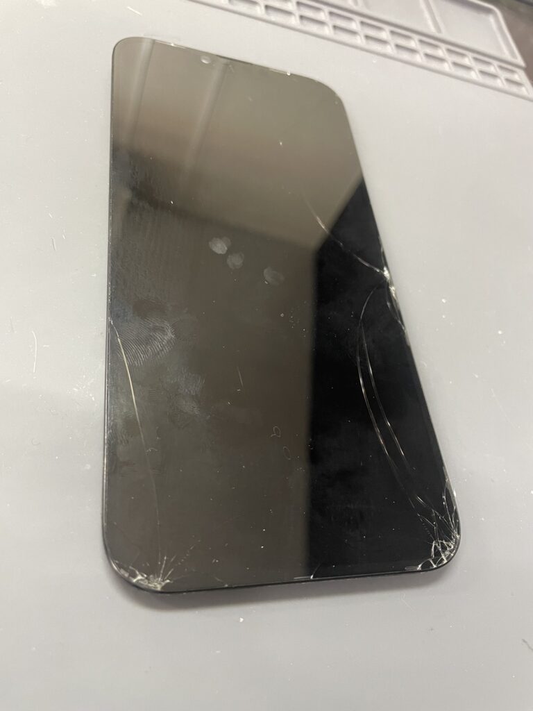 iPhone13ProMaxの角部分からヒビが広がったガラス割れの状態
