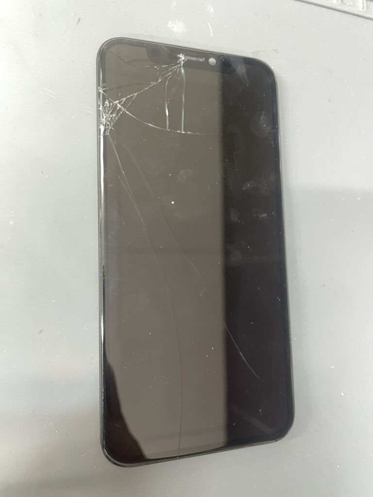 画面上部が割れてしまったiPhone11Proの画面割れ修理前の状態