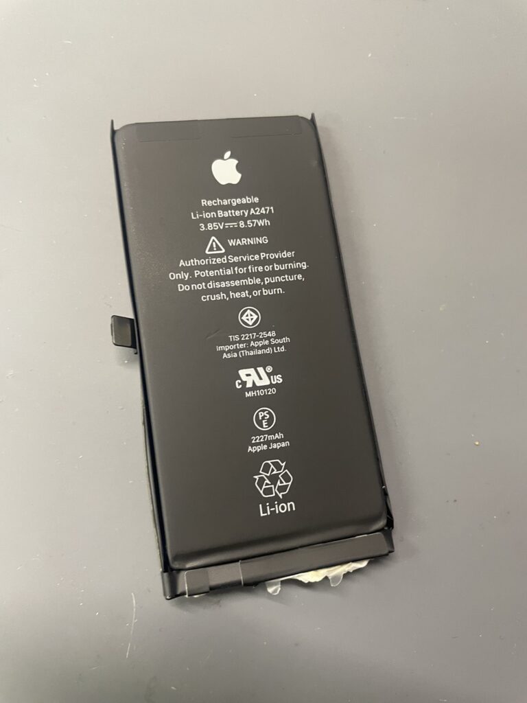 修理時に取り外したiPhone12miniバッテリー