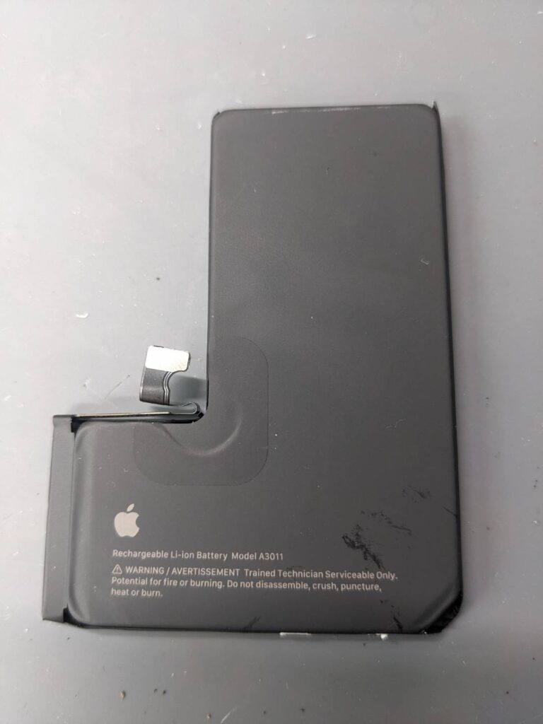 取り外したiPhone15 Pro純正バッテリーの状態を撮影した写真