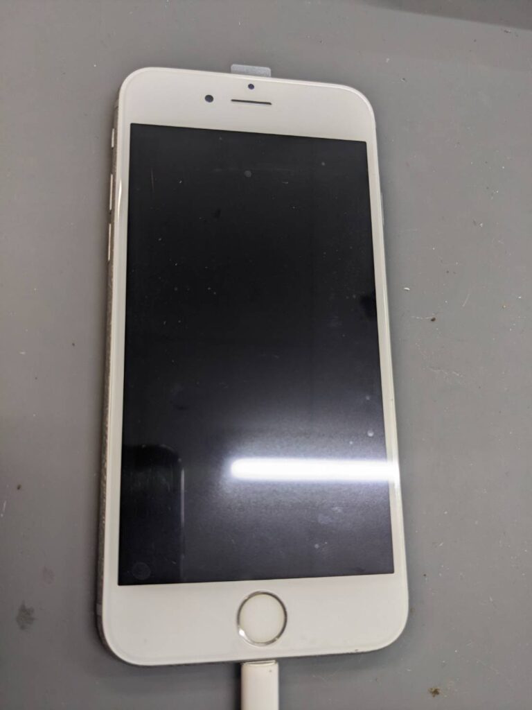 画面交換とバッテリー交換修理が完了したiPhone6sの動作確認中の様子