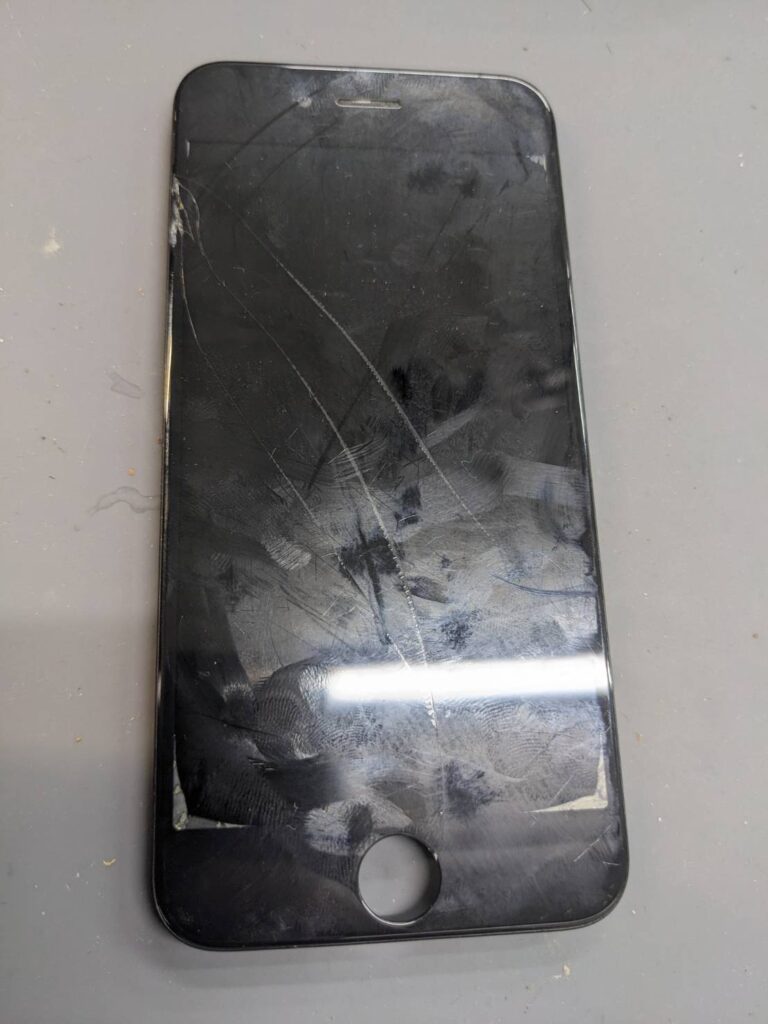 ガラスが割れたiPhone6sのフロントパネル交換前の状態