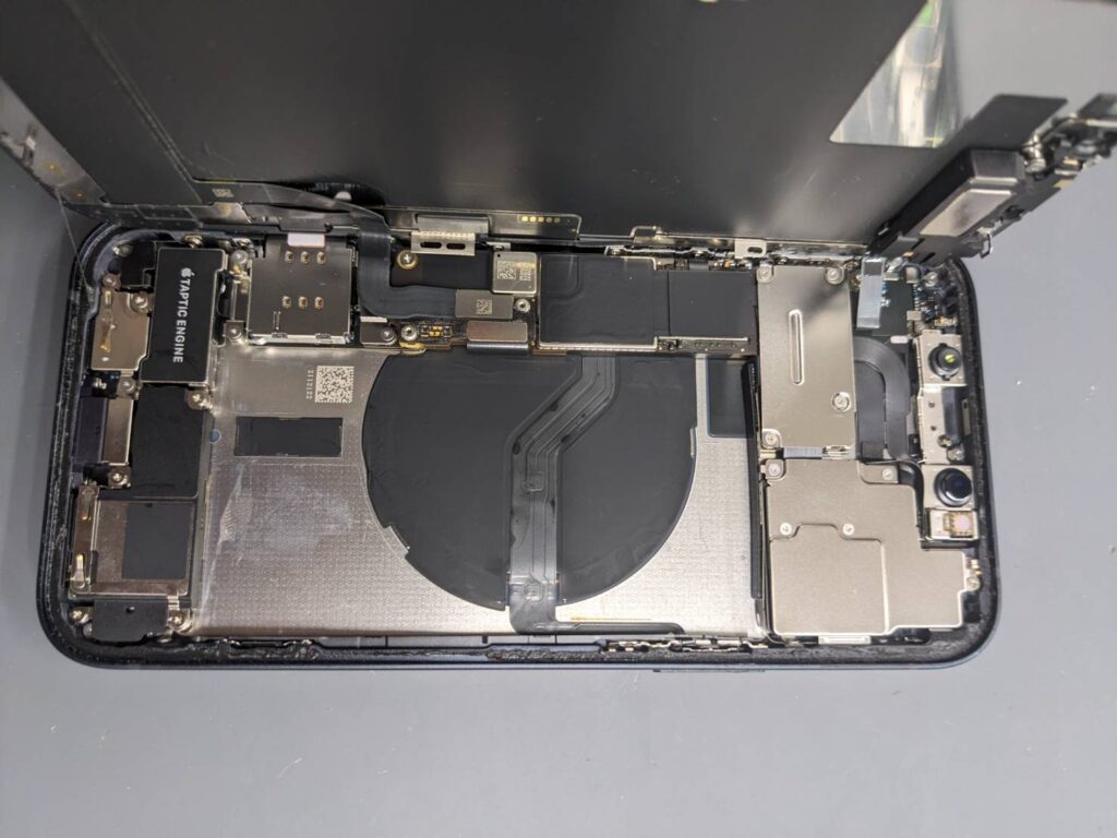 iPhone12から劣化した純正バッテリーを取り外した状態