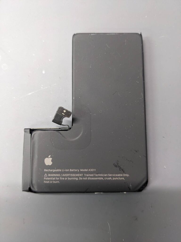 iPhone15 Proから取り外した純正バッテリーの状態を撮影した写真