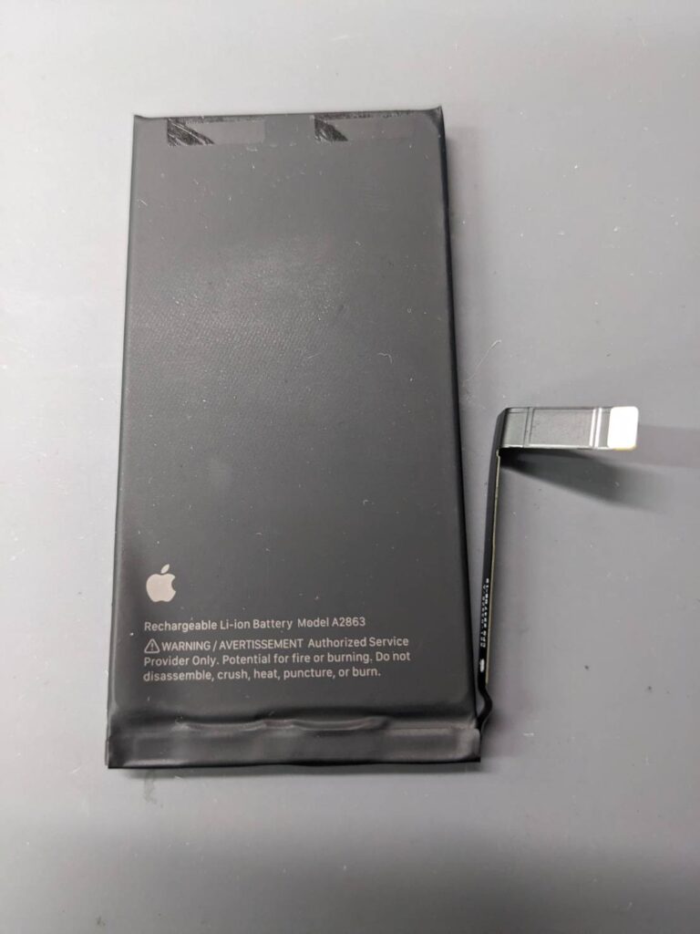 取り外したiPhone14の純正バッテリー