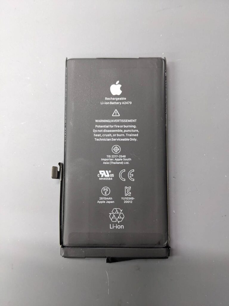 取り外したiPhone12 Proの純正バッテリー