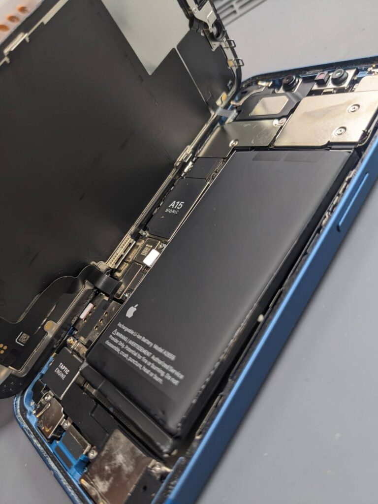 バッテリーが膨張したiPhone13の内部状態